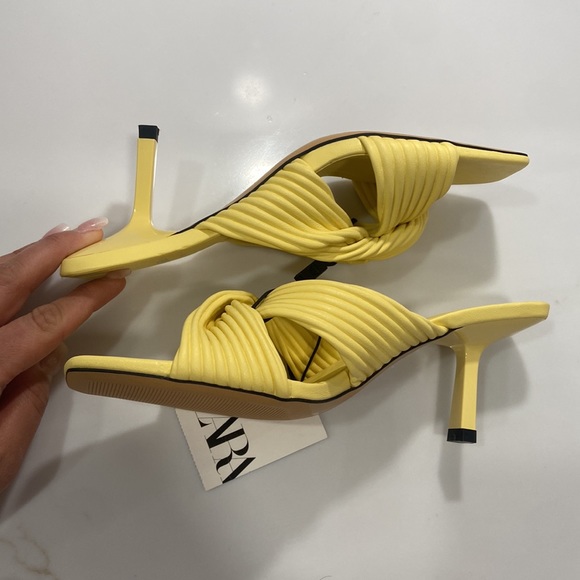 Zara bloggers fave yellow pleated square toe sandal - Picture 5 of 11